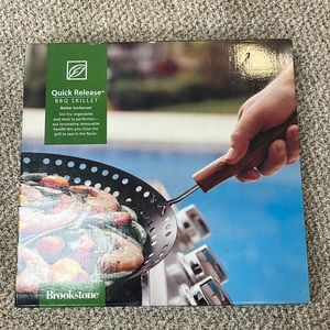 New in Box Brookstone Quick Release BBQ Skillet